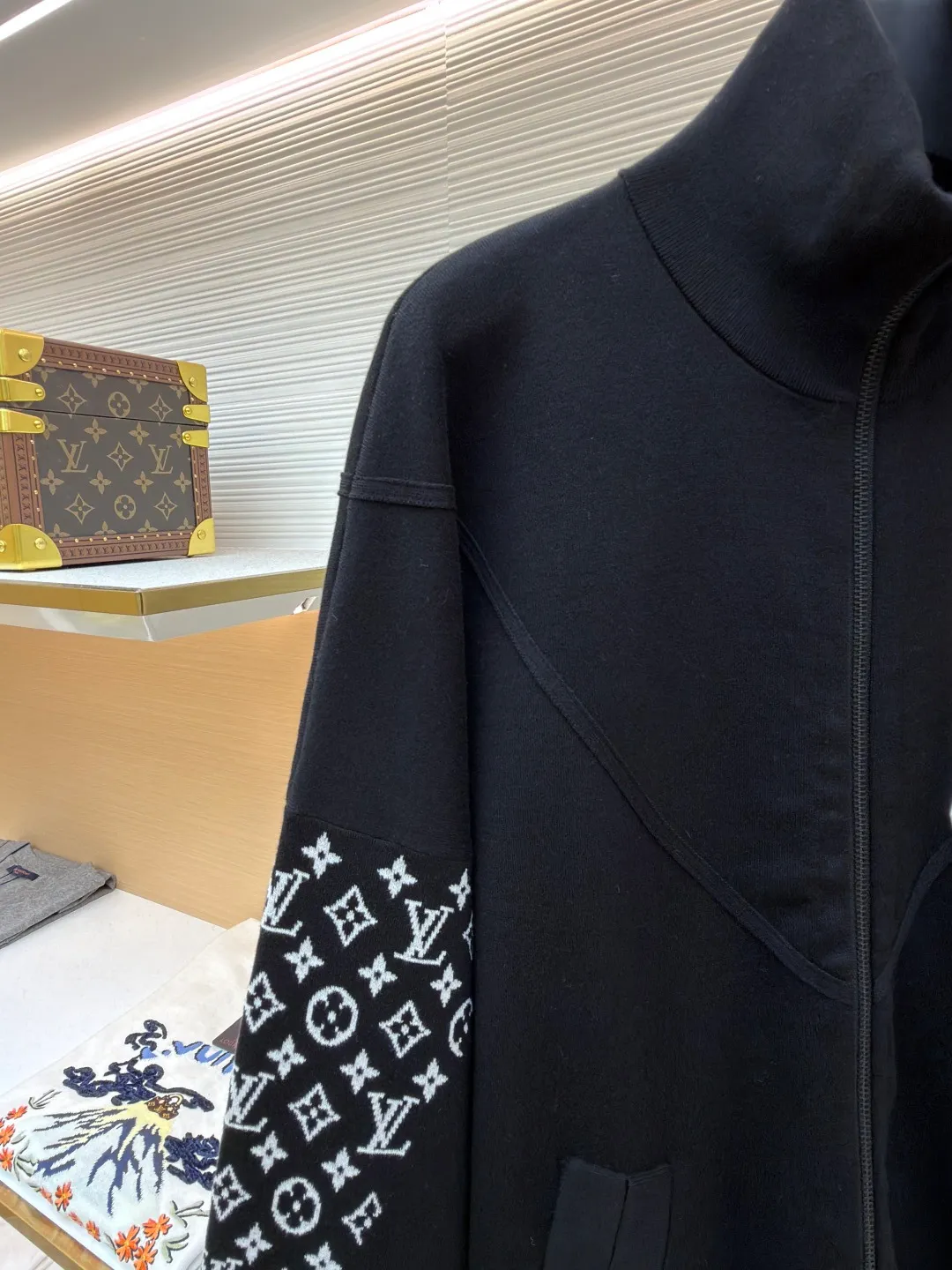 LOUIS VUITTON Monogram element knitted zipper jacket ●Original version: 33000 purchased and developed ●Item number: 1681591-C80 ●Fabric: cotton fabric ●Technology: knitted ●Color: black ●Version: Fitted version ●Weight: about 605 grams ●Size: S-M-L-XL ●Description: This black jacket is made of high-density cotton blended fabric, which feels thick and crisp, and is both soft and wear-resistant. The stand-up collar design and metal zipper are both warm and neat. The classic presbyopia pattern on the sleeves uses fine jacquard technology, and the pattern is three-dimensional and clear, highlighting brand recognition. The body is designed for a loose fit and has a smooth cut for comfort and freedom of movement. There are large pockets on both sides of the front placket, taking into account both practicality and decoration. The inside of the collar and cuffs are double-line reinforced to enhance durability. The brand logo on the chest uses precision embossing technology, and the surface is multi-layered to give it a uniform luster, which contrasts sharply with the black fabric. The inside is neatly hemmed with no excess threads, reflecting the exquisite sewing craftsmanship. The overall design is simple and elegant, with exquisite details. From fabric selection to hardware accessories, every aspect reflects the pursuit of quality. It is an ideal choice for daily wear and outdoor travel. The overall wiring is straight and delicate, the fabric is comfortable and soft, and the color is consistent without color difference. It can be matched with the same style to create a fashionable look and control various occasions. Customized accessories, complete with three standards, same style for men and women!